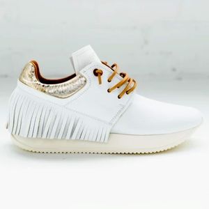 Esseutesse white fringe sneaker size 7